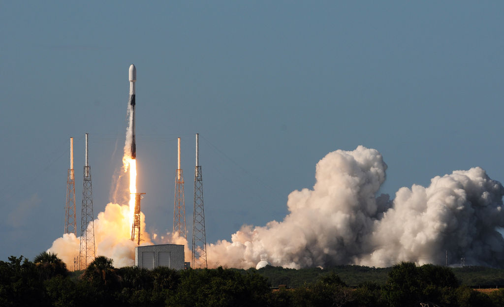 Một tên lửa SpaceX Falcon 9 mang theo vệ tinh quân sự truyền thông ANASIS-II của Hàn Quốc phóng từ bãi phóng 40 tại Căn cứ Không quân Cape Canaveral vào ngày 20 tháng 7 năm 2020.