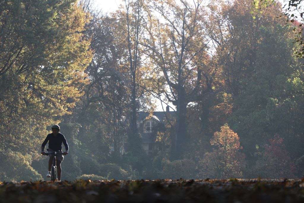 Một người đi xe đạp trong mùa thu tại Công viên quận Saddle River ở quận Bergen, New Jersey, vào ngày 28 tháng 10 năm 2023.