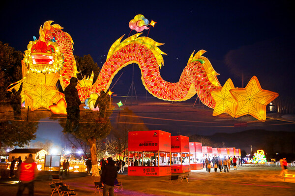 Đèn lồng rồng nguyên bản của “Yucun Global Partner” tại Anji, Chiết Giang, Trung Quốc, chào đón du khách từ mọi phía