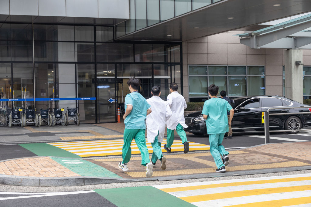 South Korea Seeks First Talks With Doctors as Deadline Looms