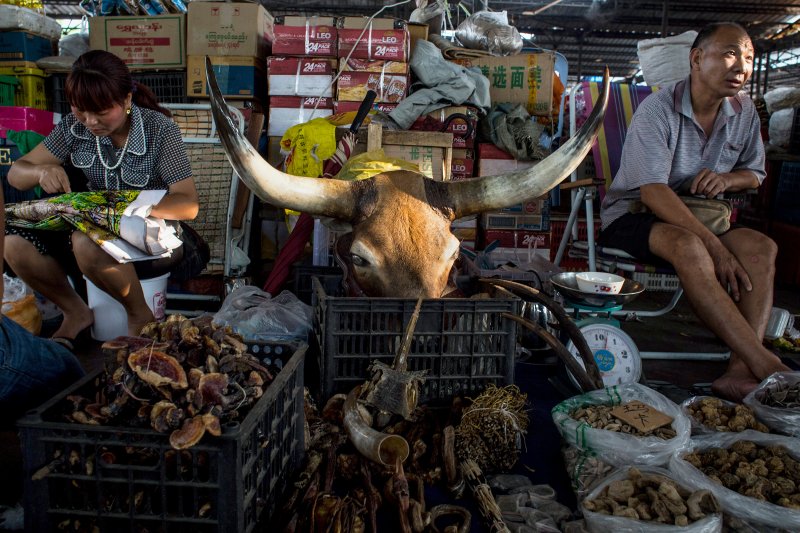 Một đống thuốc phiện bị tịch thu đang bị đốt trong một lễ tưởng niệm 'ngày quốc tế chống lại lạm dụng thuốc và buôn lậu bất hợp pháp' tại Yangon vào ngày 26 tháng 6 năm 2023.