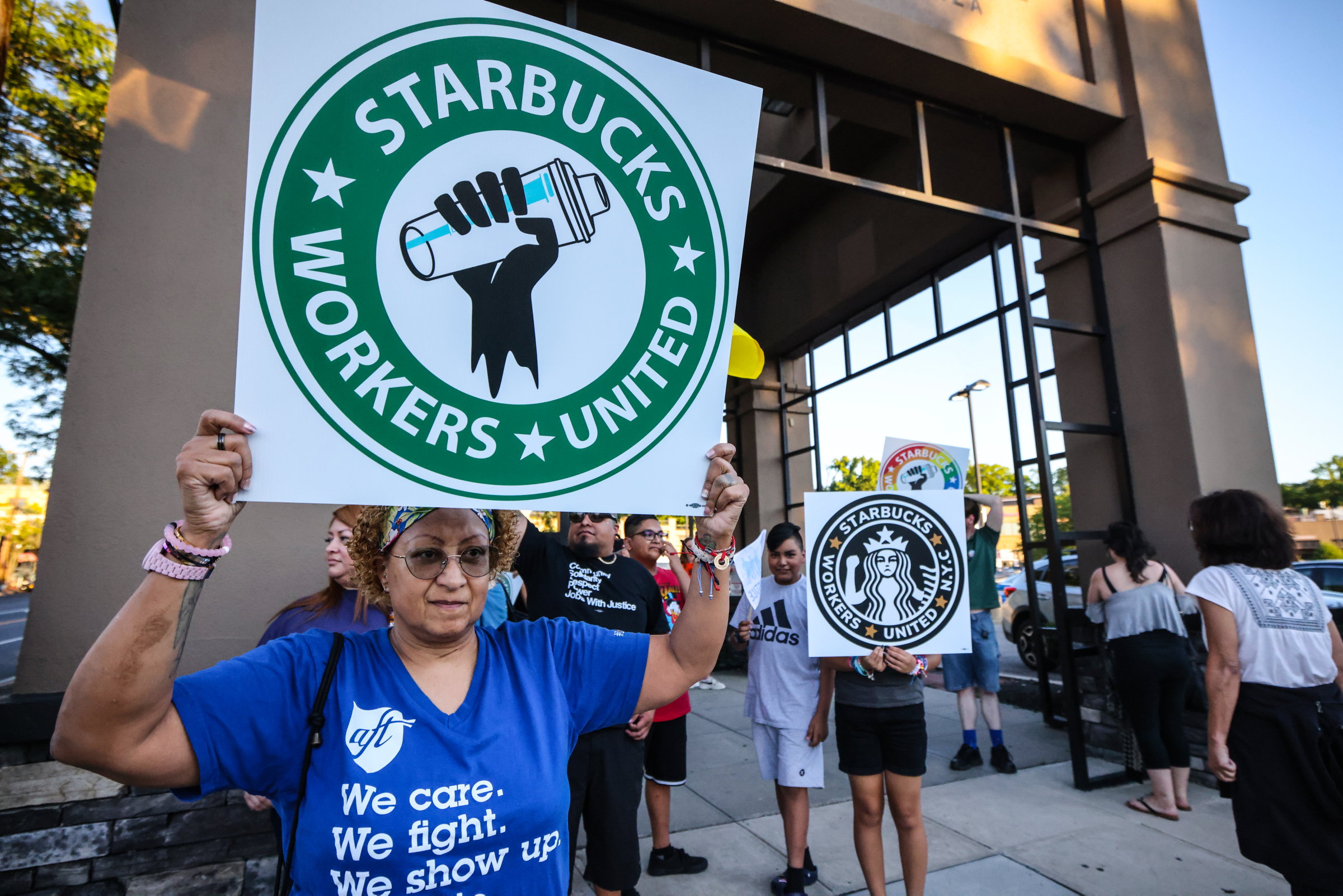 Những người biểu tình phản đối Starbucks tại Long Island