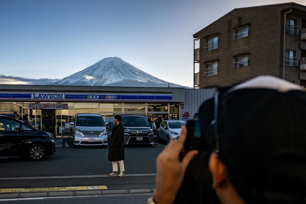 Một thị trấn Nhật Bản, bực tức về du lịch quá mức, đang ngăn cách tầm nhìn nổi tiếng trên Instagram của nó về núi Phú Sĩ