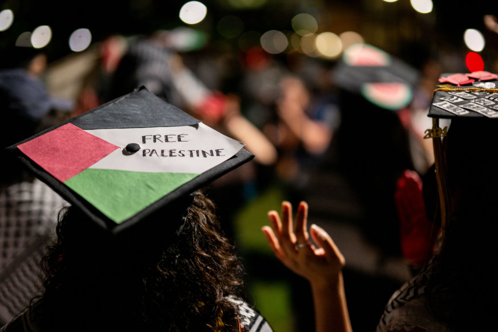 Sinh viên Duke rời buổi lễ tốt nghiệp vì biểu tình đòi tự do Palestine trong khi buổi lễ đánh dấu bởi các cuộc biểu tình