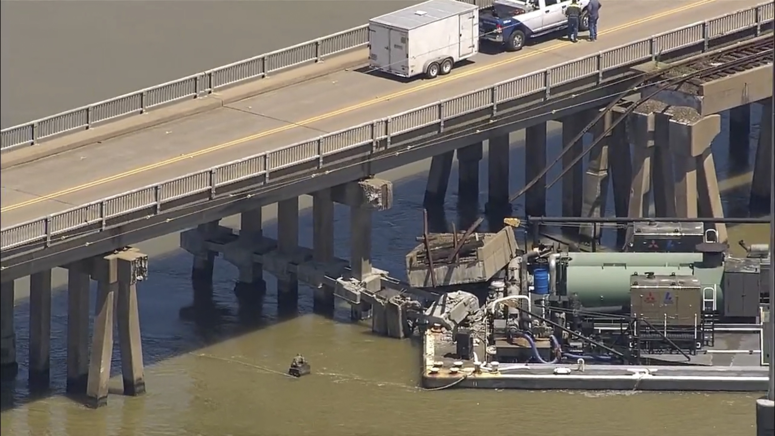 Tàu chở hàng va phải cầu ở Galveston, Texas, gây sụp đổ một phần và tràn dầu