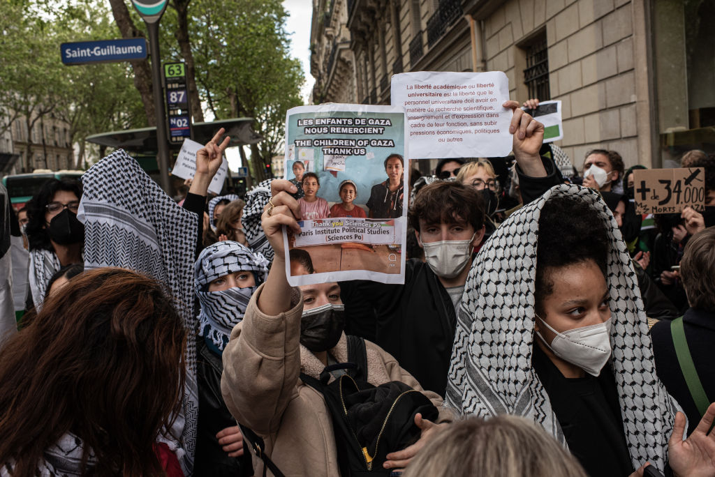 Sinh viên biểu tình ủng hộ Palestine bên ngoài trường Đại học Sciences PO