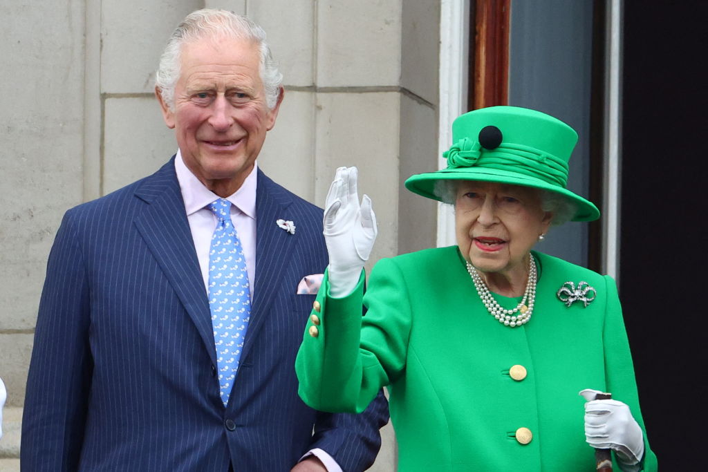 Vua Charles III Tưởng nhớ đến Mẹ của mình, Nữ hoàng Elizabeth II bằng vai trò mới