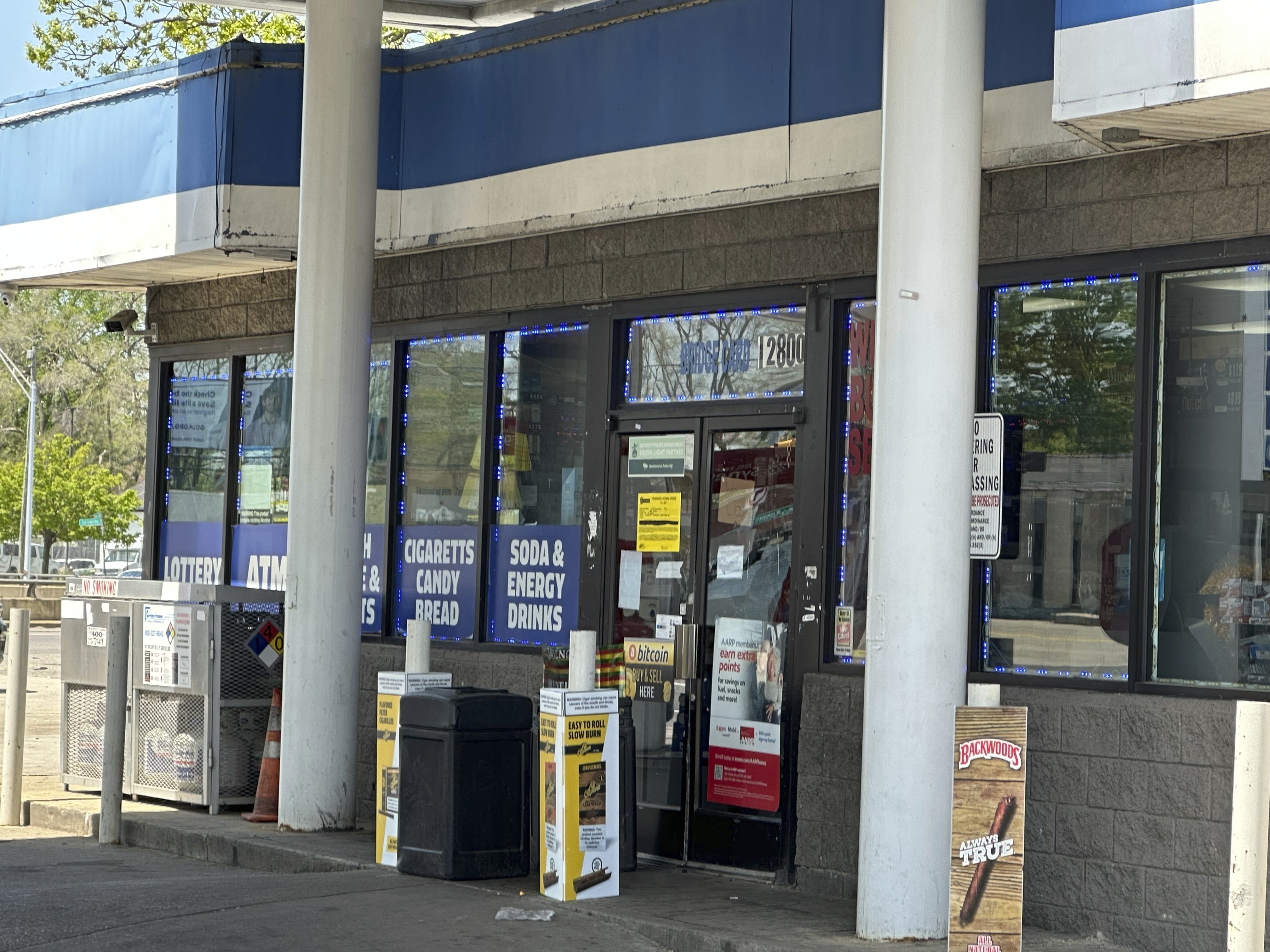 Detroit cấm các trạm xăng khóa khách hàng bên trong, một năm sau vụ nổ súng chết người