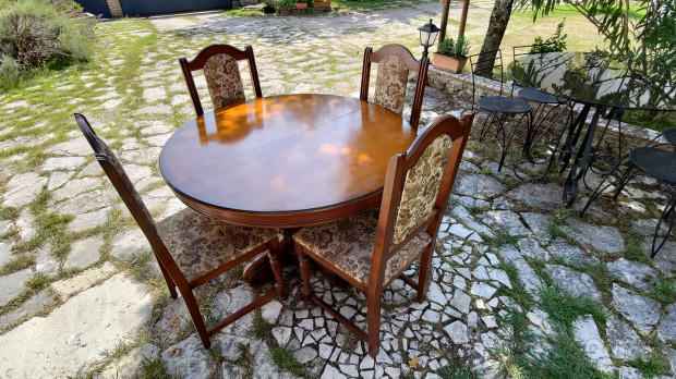 Tavolo in legno con sei sedie  foto-1558631