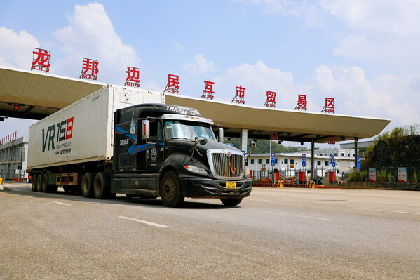 越南火龙果运抵龙邦口岸边境贸易区