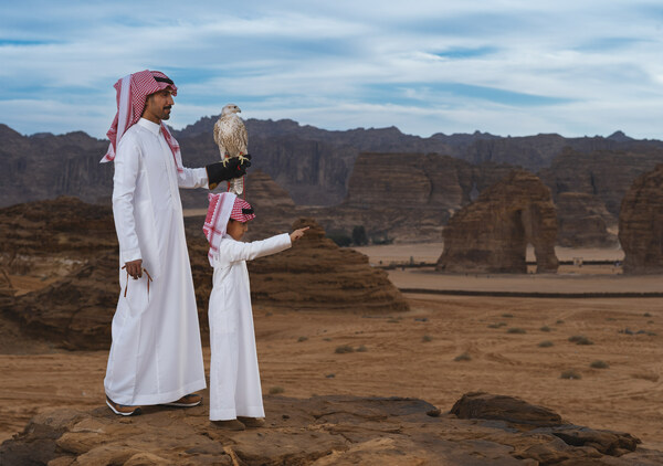 沙特阿拉伯和国际的猎鹰手将为首届阿卢拉猎鹰杯的总奖金高达6000万里亚尔而竞技。