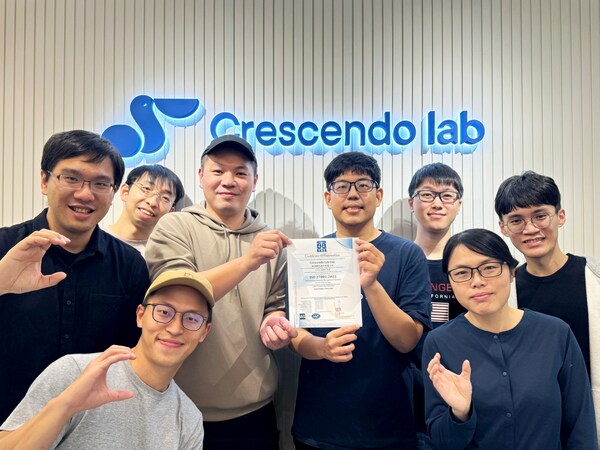 Crescendo Lab CEO Jin(右四)带领工程团队欣喜地拿着ISO 27001认证证书合影。