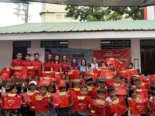 Học sinh trường Tiểu học Tenement ở thành phố Taguig tươi cười khi nhận đồ dùng học tập và tài liệu học tập mới từ J&T Express Philippines.