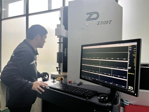 Một công nhân của Công ty TNHH Công nghệ Điều khiển số An Tâm Quý Châu đang vận hành một thiết bị.