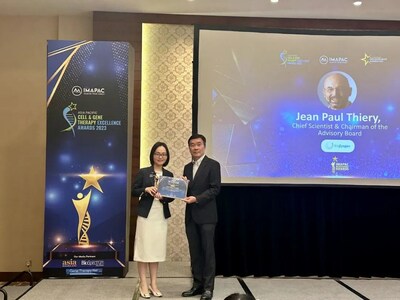 Dr Cecilia Zhang, CSO Biosyngen, menerima Anugerah bagi pihak Prof. Jean Paul Thiery