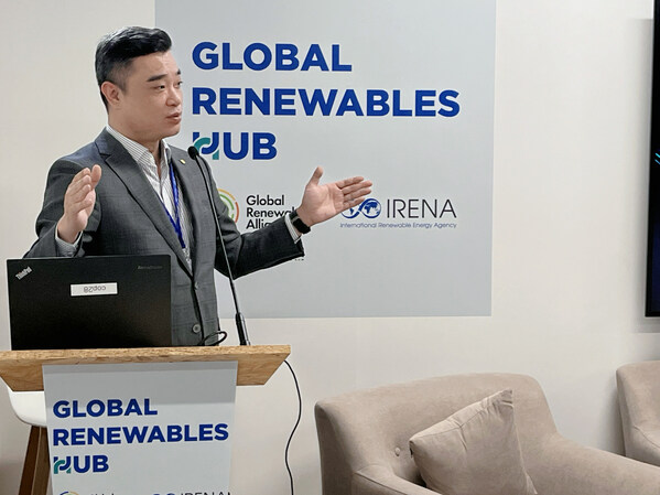 Zhang Kun delivering keynote speech at Global Renewables Hub