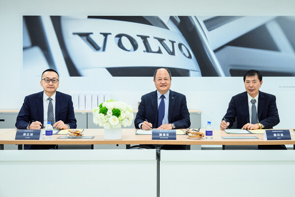 Mr. John Chou, CEO from Zuellig Pharma Taiwan (left); Mr. Yin-Chin Cheng, President of Long Feng Medical Logistics (right), and Mr. Willy Chen, Director of Commercial Vehicle at Taikoo Motors (middle), at the contract signing for Volvo electric truck for cold chain logistics.
