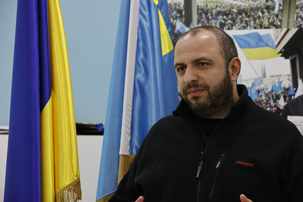 Anggota parlemen Ukraina Krimea Tatar, Rustem Umerov, yang berada dalam delegasi untuk pembicaraan dengan Rusia yang dibentuk oleh Presiden Ukraina Volodymyr Zelenskyy berbicara selama wawancara eksklusif di Kyiv pada 9 Mei 2022.