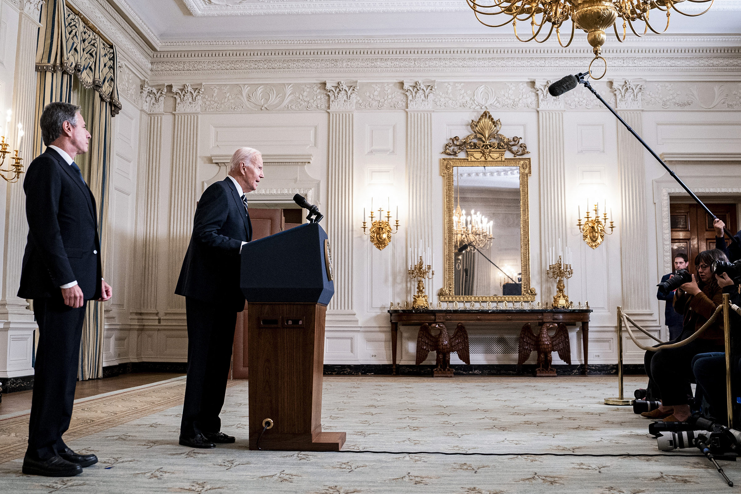 Presiden Joe Biden memberikan pernyataan tentang serangan Hamas terhadap Israel saat Menteri Luar Negeri Antony Blinken, kiri, melihat selama konferensi pers di Washington, D.C., pada 7 Oktober 2023.