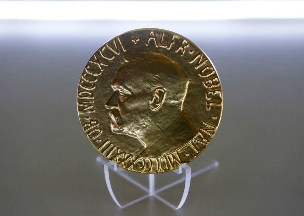 Medali Hadiah Perdamaian Nobel yang menunjukkan kimiawan, insinyur, penemu, pebisnis, dan filantropis Swedia Alfred Nobel (1833-1896) terlihat selama Forum Keamanan Kyiv di Kyiv, Ukraina 23 Januari 2023, di tengah invasi Rusia ke Ukraina. 