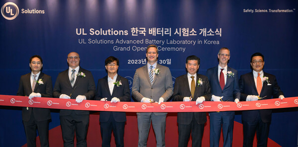 Para pemimpin UL Solutions dan pejabat Korea Selatan secara resmi membuka Laboratorium Baterai Maju UL Solutions Korea. Fasilitas baru ini berlokasi di Pyeongtaek, pusat utama manufaktur baterai kendaraan listrik (EV) di Korea Selatan. Hal ini memberikan pelanggan akses yang lebih baik terhadap teknologi keselamatan terkini untuk meningkatkan inovasi dan percepatan masuk pasar.