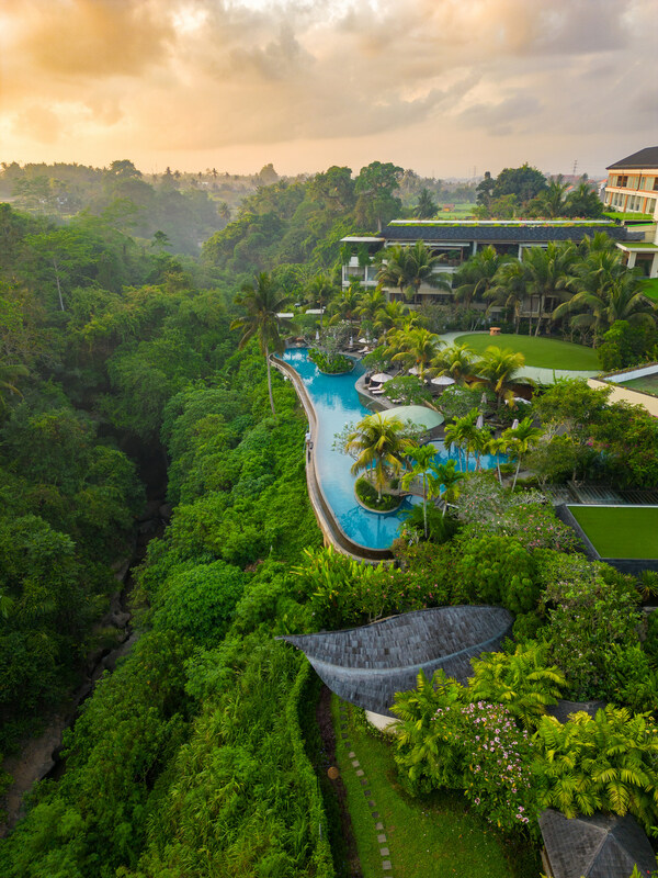 The Westin Resort & Spa Ubud terletak di jantung Bali, menawarkan pemandangan hutan dan sawah Ubud yang menakjubkan. Di sini, Anda dapat membenamkan diri dalam budaya Bali dan pengalaman kesehatan secara maksimal bersama keluarga.