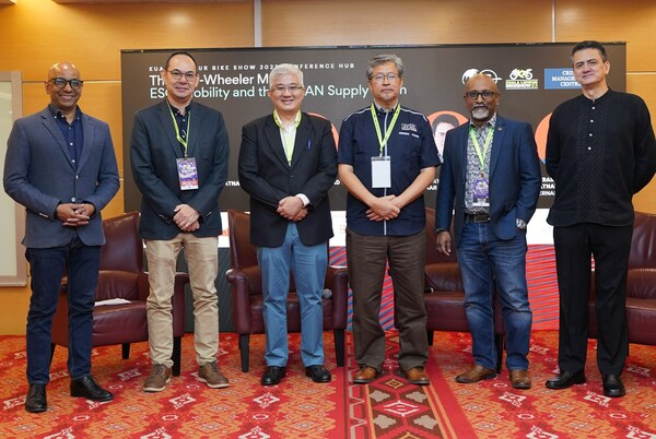 从左到右:Bernama TV的电视主持人兼制作人Gerard Ratnam; 2023吉隆坡摩托车展(KLBS'23)的组织者Moventuum Sdn Bhd的董事Farouk Nurish; 马来西亚全球商业论坛(MGBF)的联合主席Rizal Kamaruzzaman; 马来西亚标准与工业研究院(SIRIM)总裁兼集团首席执行官Dato' Indera Dr Ahmad Sabirin Arshad; Novem ESG Sdn Bhd执行董事Murugason R. Thangaratnam; 以及Yasaar Global执行董事兼Kitaran Tabah董事会成员和股东Rob Cayzer。 | 摄影:MGBF/KLBS’23