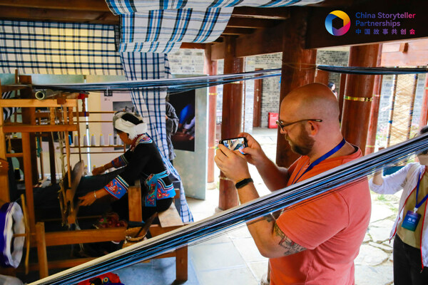 作者在万峰林景区拍摄了布依族传统编织工艺。[图片来源于chinadaily.com.cn]