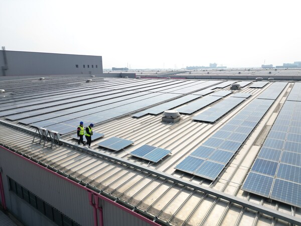 中国中部Vipshop物流园区的太阳能发电设施