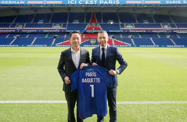 在巴黎的巴黎圣日耳曼主场巴黎公园体育场,巴黎面包总部CEO金秀浩和巴黎圣日耳曼首席营收官马克·阿姆斯特朗在签署正式赞助协议后合影。