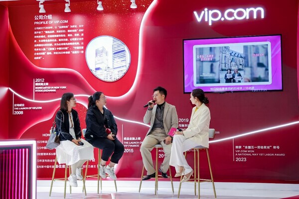 Vipshop买手在第六届CIIE与消费者交流