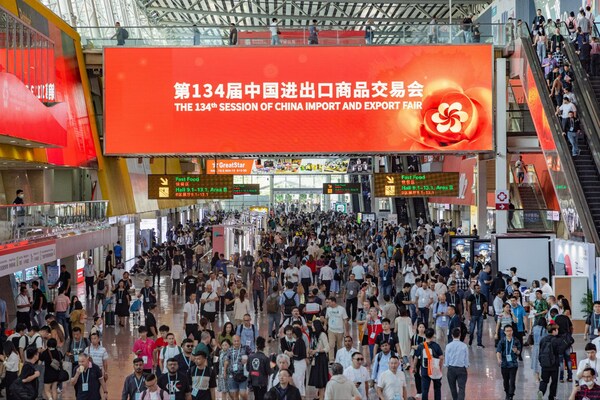 The 134th Canton Fair attracts wider participation from overseas buyers. As of Nov3, a total of 198,000 overseas buyers from 216 countries and regions have attended the fair offline.