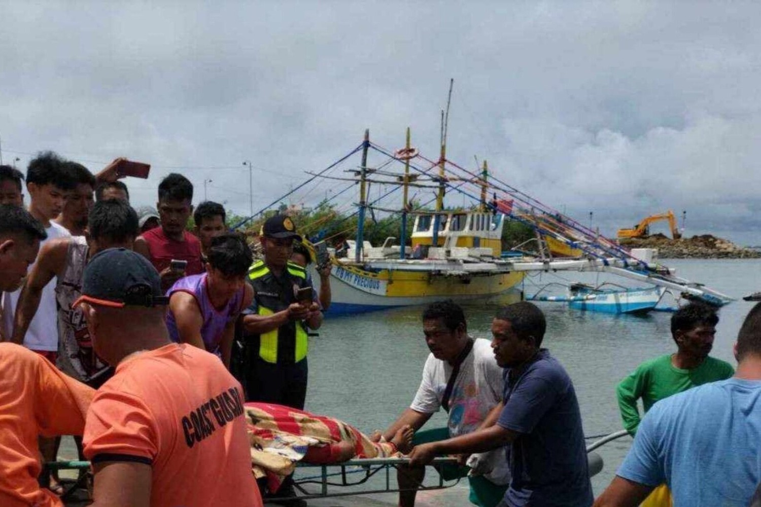菲律宾称南中国海被“外国”船只撞击的渔船导致3人死亡