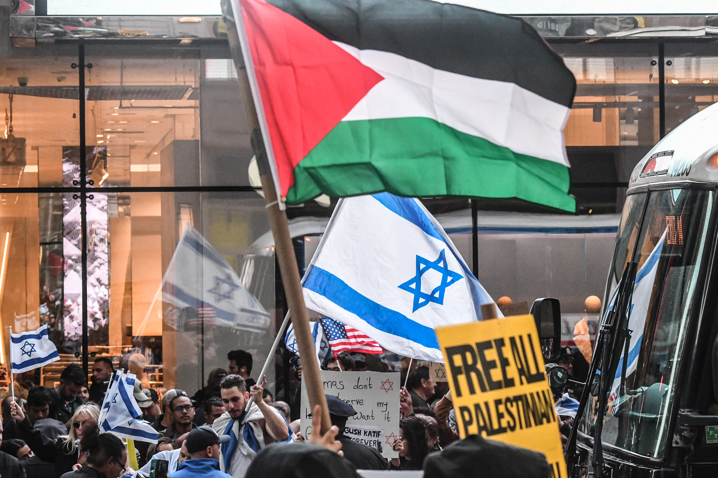 2023年10月13日,纽约市有亲以色列的抗议者反对亲巴勒斯坦的集会。