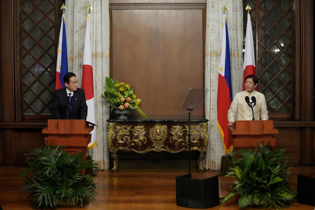 日本首相岸田文雄和菲律宾总统小费迪南德·马科斯在2023年11月3日于菲律宾马尼拉的马拉坎南宫发表联合声明。