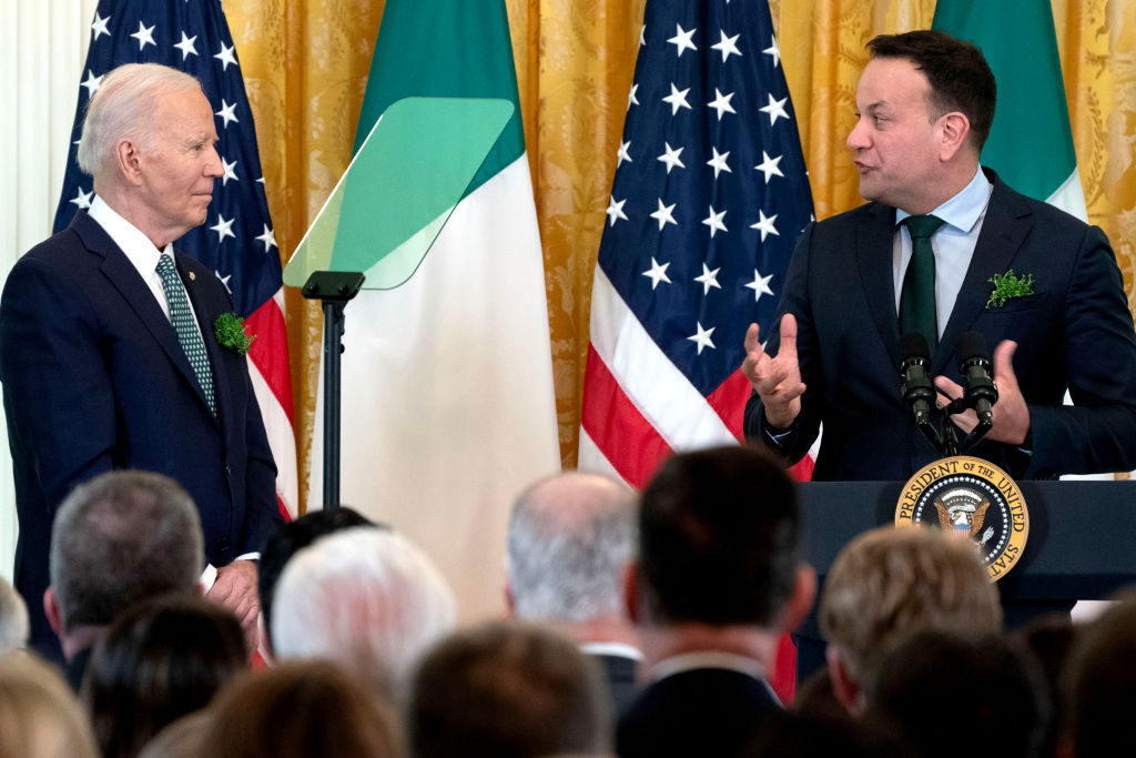 爱尔兰总理利奥·瓦拉德卡（右）和美国总统乔·拜登（左），于2024年3月17日星期日，在美国华盛顿特区白宫东厅合影。