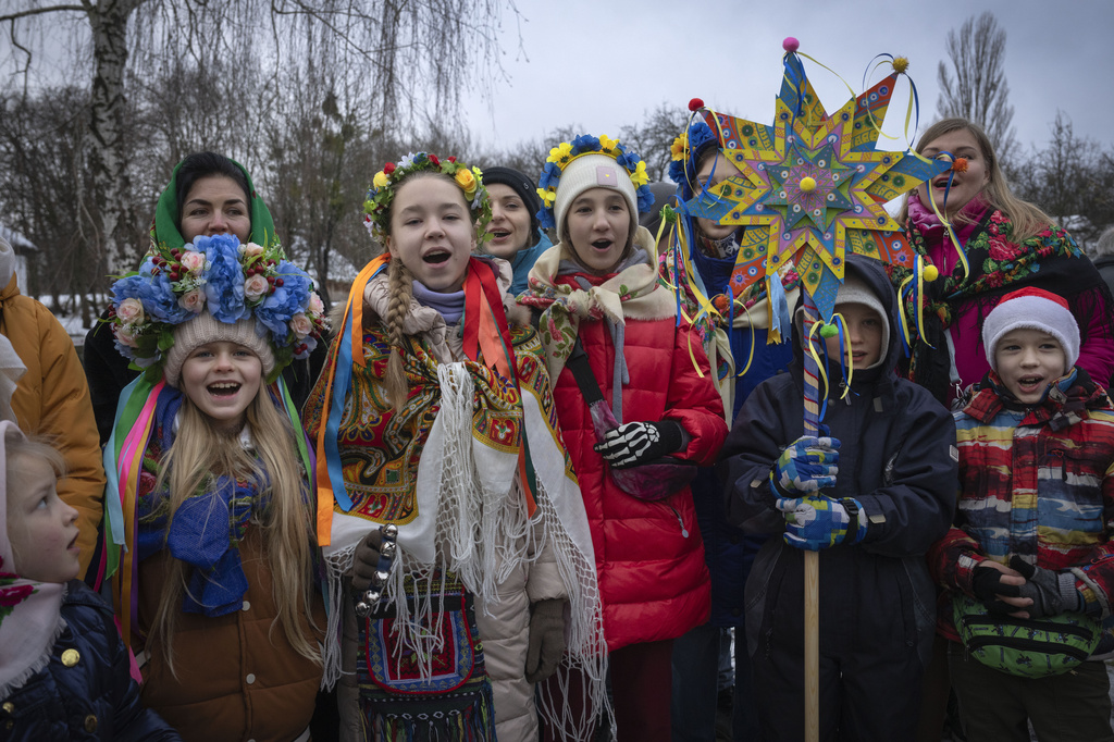 2023年12月25日,基辅外的皮罗格沃村,乌克兰儿童穿着民族服装在庆祝圣诞节时唱歌。