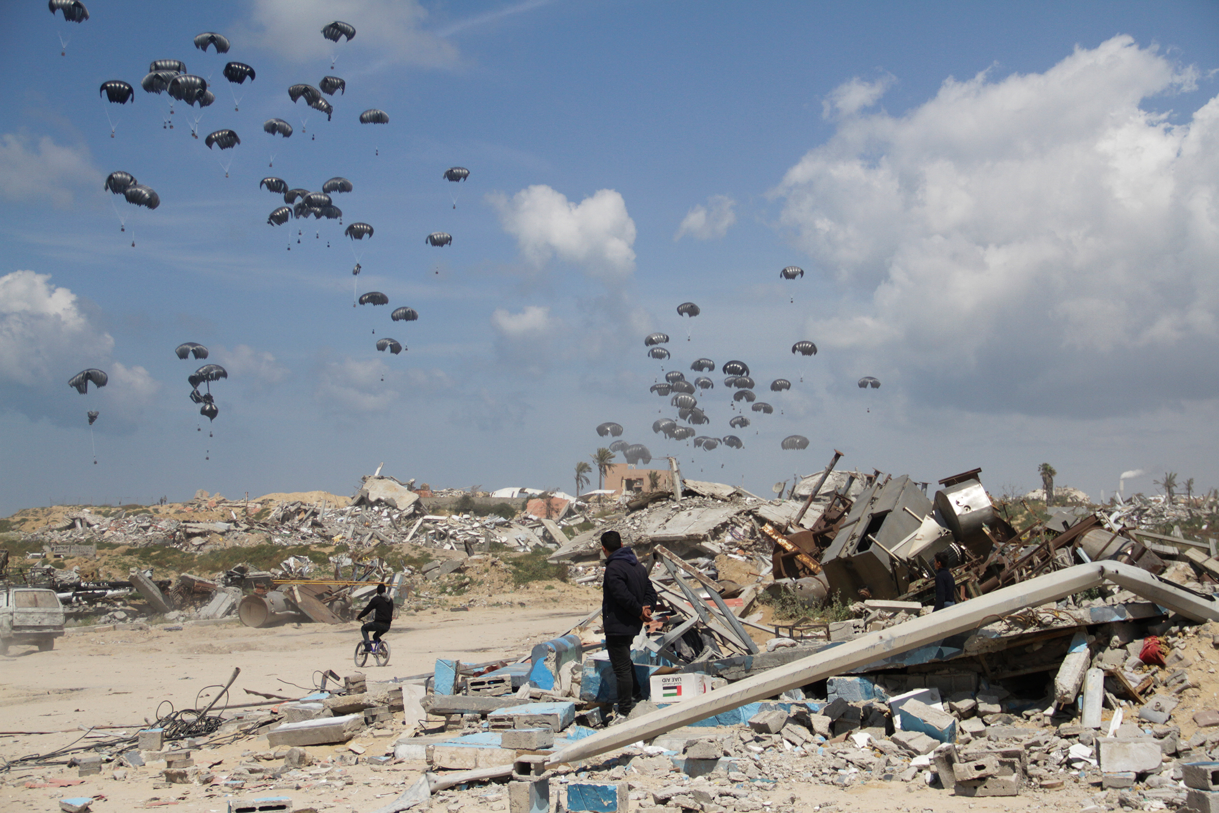 2024年3月25日,人道主义援助通过空投向加沙市上空投送。
