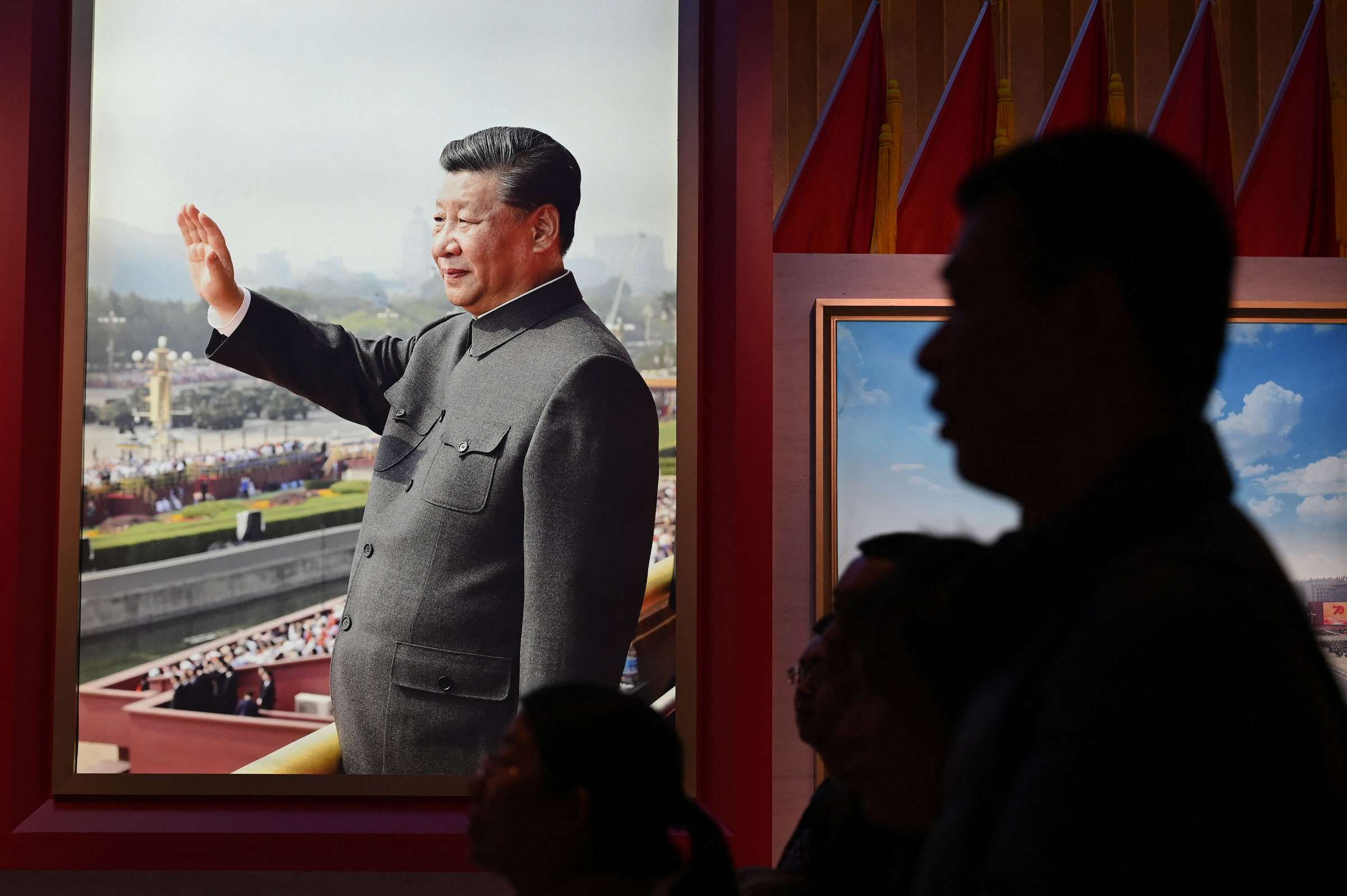 人们在北京军事博物馆观看展示中国主席习近平的展览。