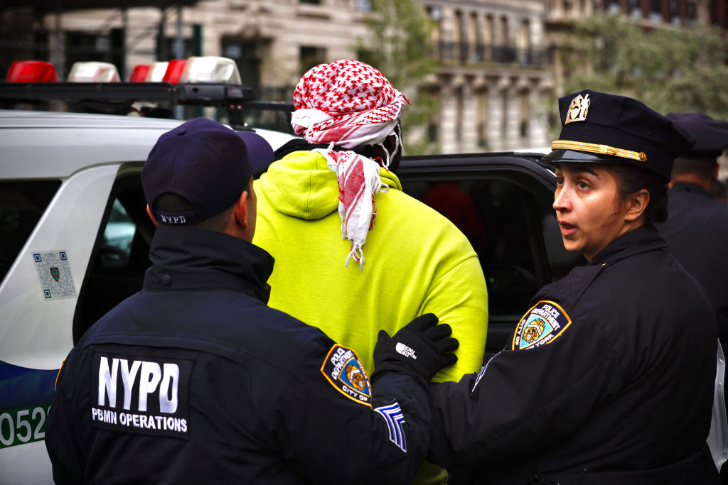纽约警察在哥伦比亚大学外拘留一名亲巴勒斯坦抗议者。