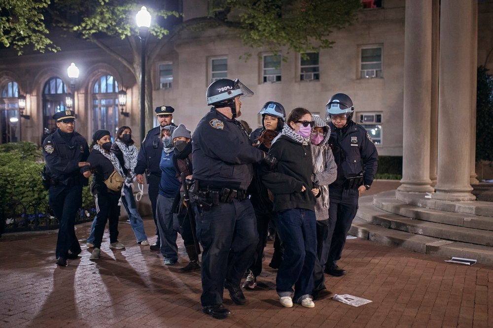 警方抬走哥伦比亚大学的一名被捕抗议者。