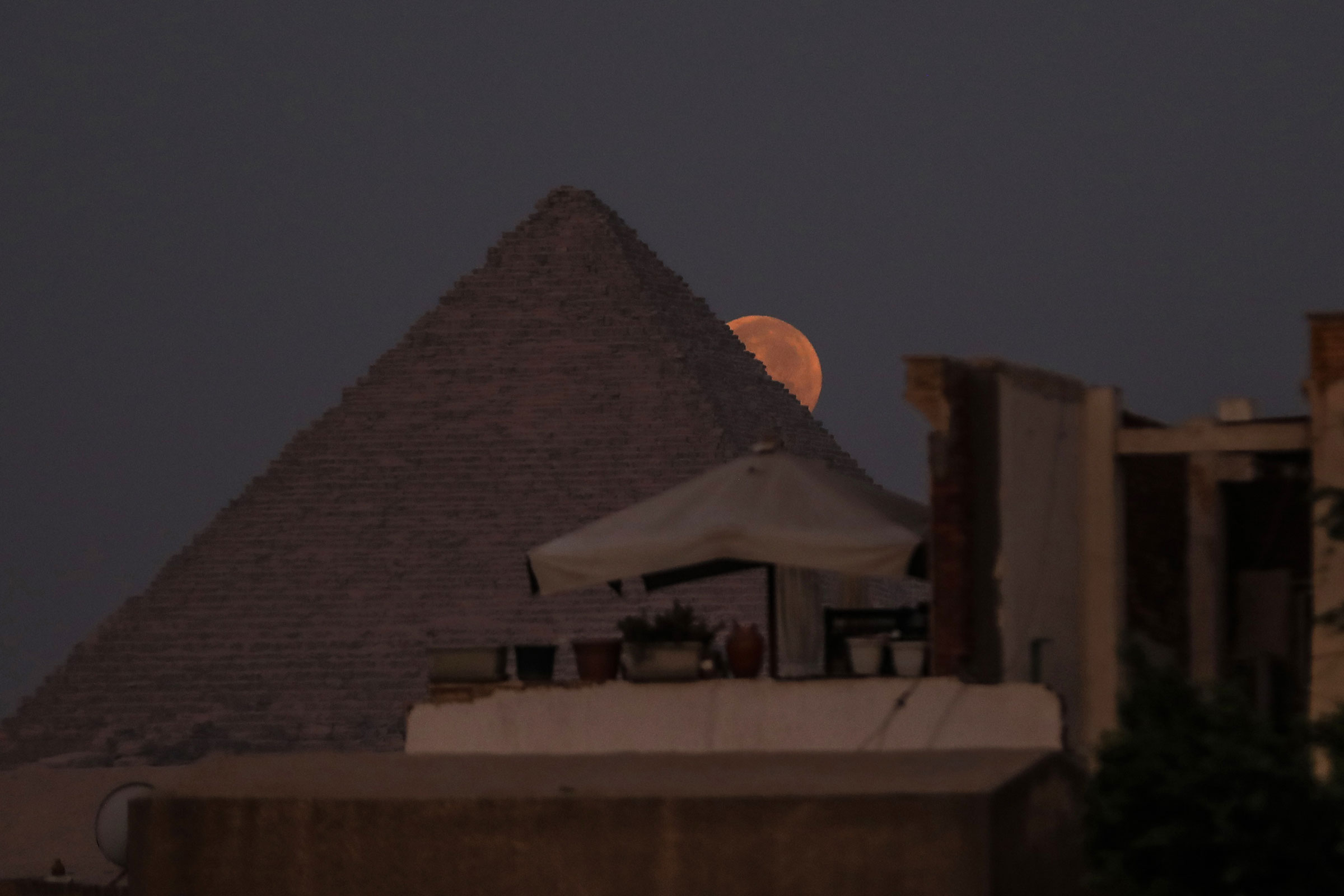 2023年8月31日,超级蓝月亮在埃及吉萨金字塔后方升起。