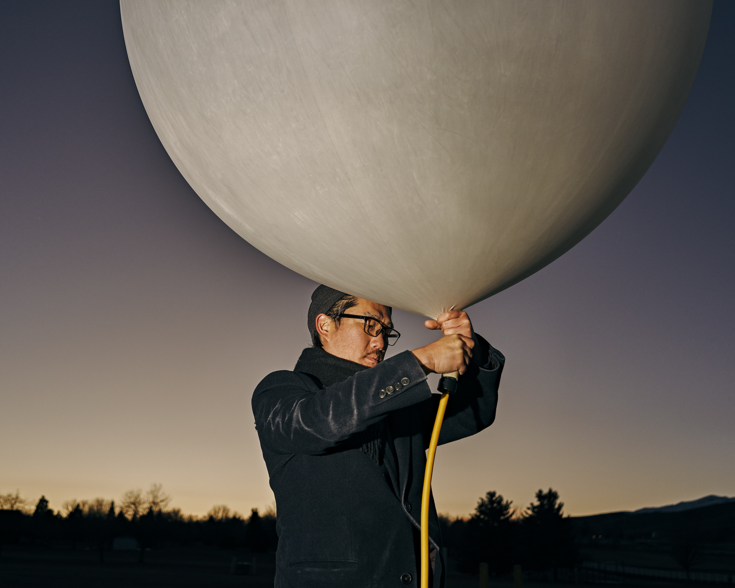 Make Sunsets 公司联合创始人Andrew Song在内华达州里诺一公园里充满氦气、空气和二氧化硫的气球,日期为2023年2月12日。