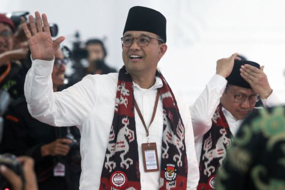 Anies Baswedan (L) and Muhaimin Iskandar (R) gesture to photographers during their registration as respective presidential and vice presidential candidates for Indonesia's February 2024 general election, at the general election commission in Jakarta on Oct. 19, 2023. 