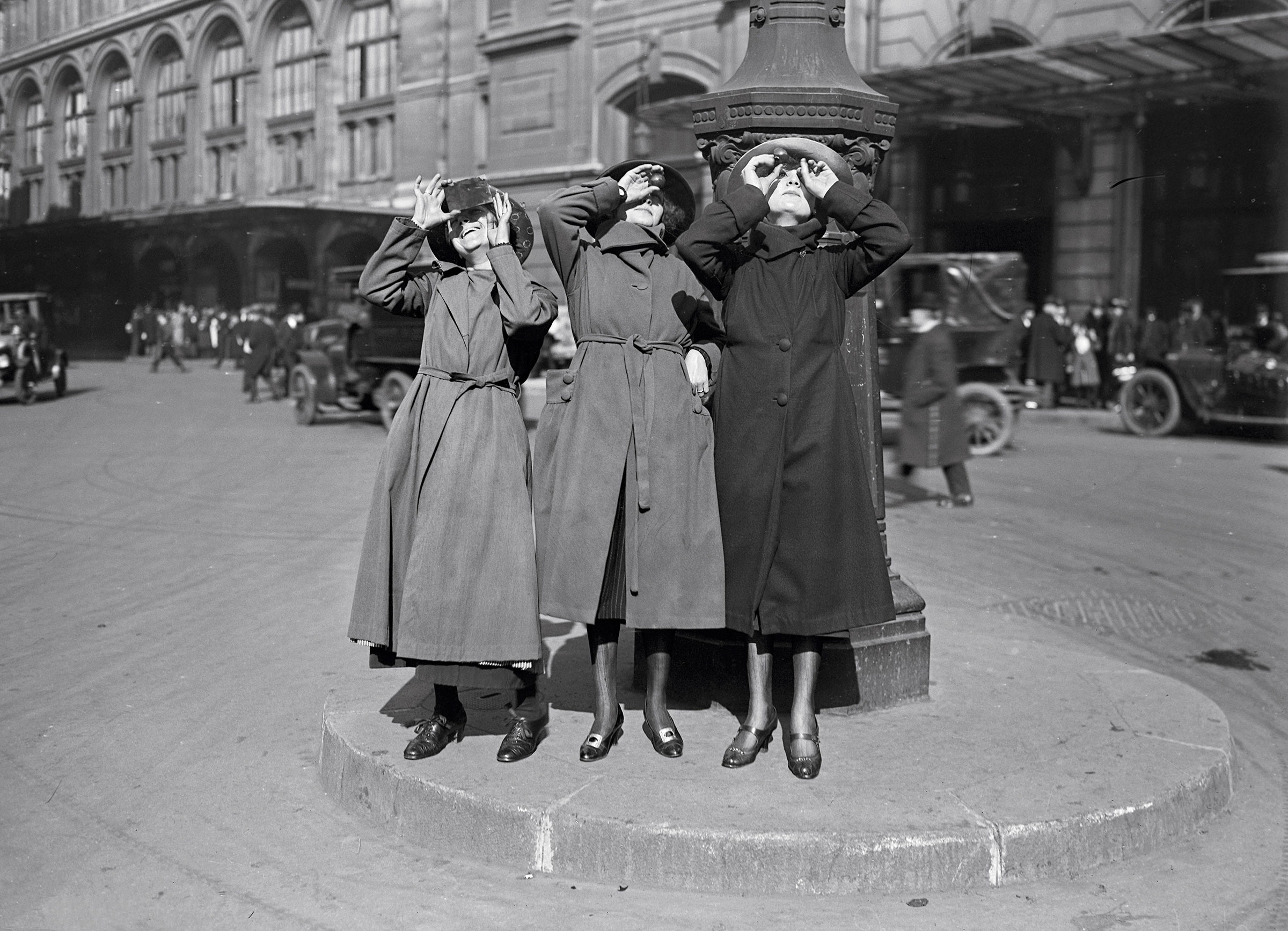 1921 年 4 月 8 日，巴黎（法国）观测的日全食中的女性。