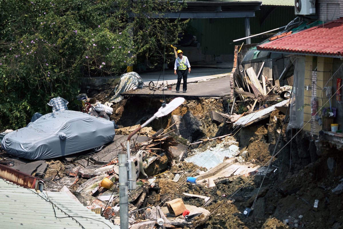 台湾新北市地震后房屋和道路受损