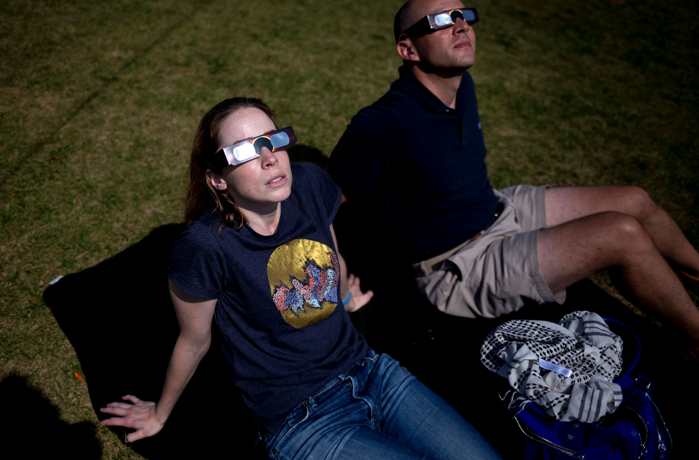 在缅因州弗里蒙特观看日食的人群。