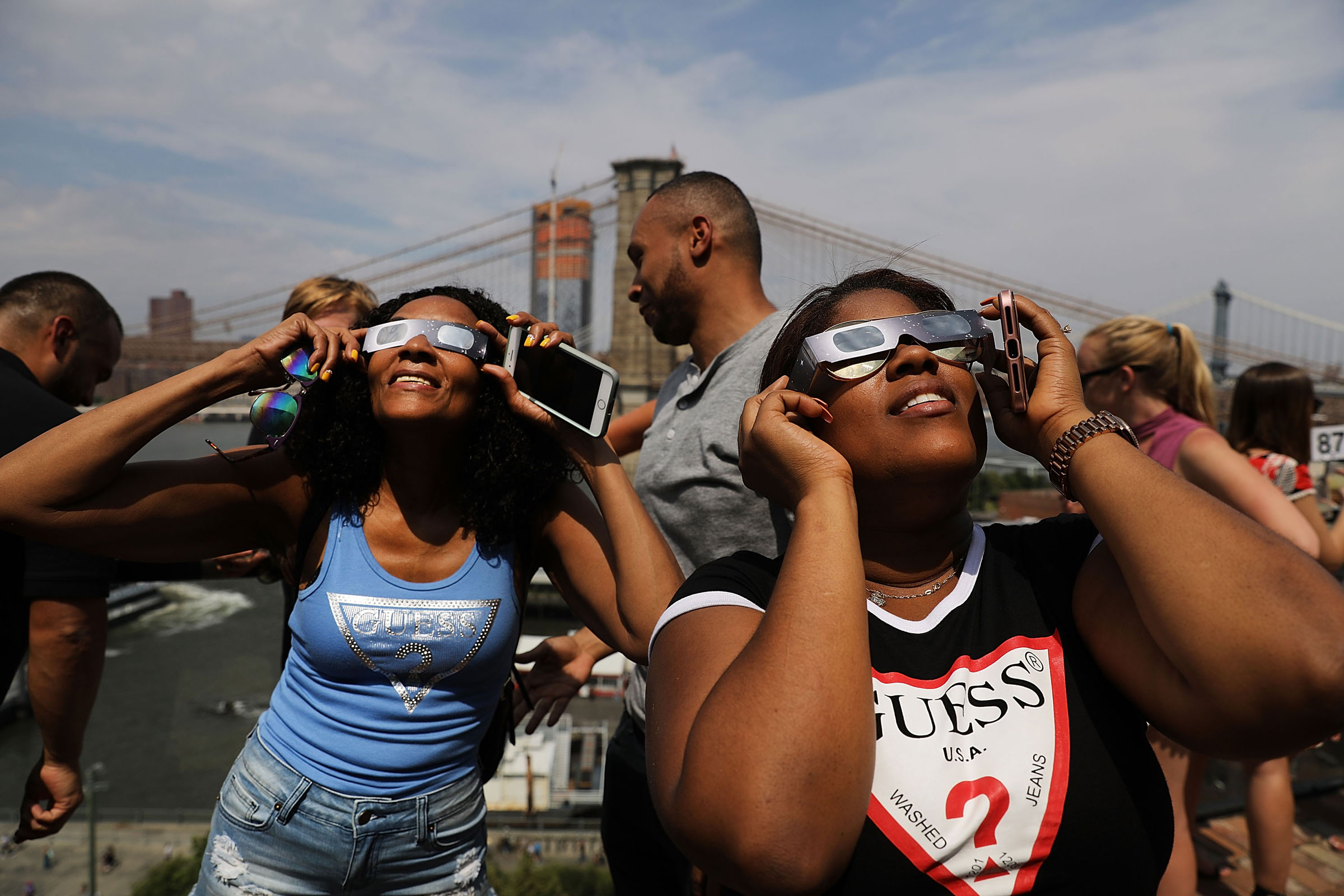 在纽约布鲁克林桥1号酒店的天台上,人们于2017年8月21日观看了部分日食。