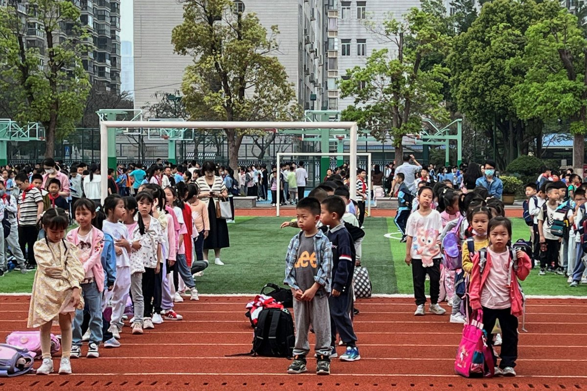 中国福建省厦门市一所学校内，学生们逃往操场