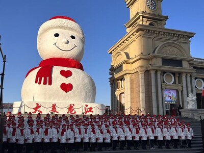 照片显示的是中国东北黑龙江省哈尔滨市的一个巨型雪人。(新华社/戴金荣) 照片显示的是中国东北黑龙江省哈尔滨市的一个巨型雪人。(新华社/戴金荣)